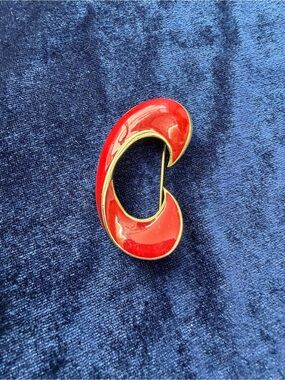 Vintage Swirl Gold tone Red Enamel Brooch Pin
